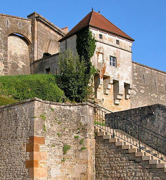 randonnee-porte-hotel-de-ville-langres-03-jean-francois-feutriez-550x596 | | La Valdonnière